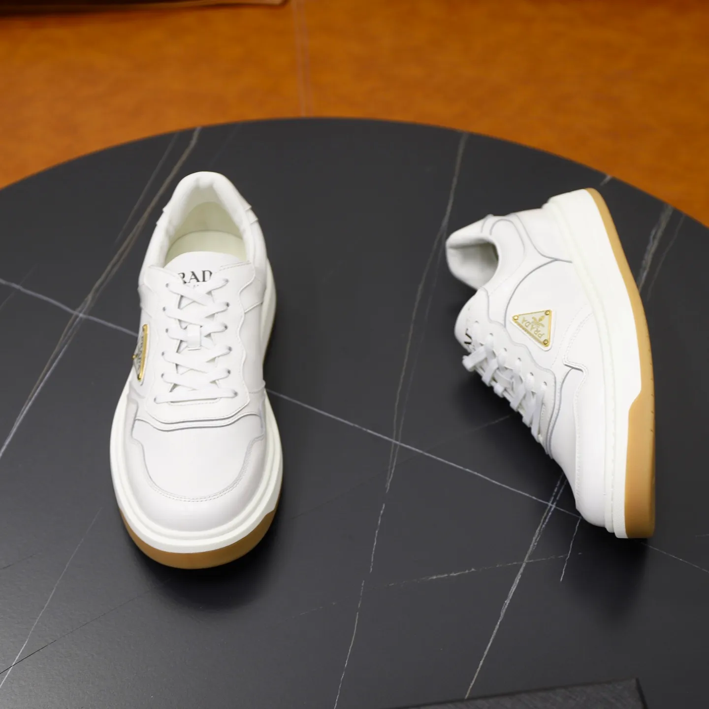 Factory price: 760💰Top original order Brand: PRADA (Prada) Standard code: Men's size 38/44 (45 can be customized) Grade: Same as the official website Material: Original cowhide stitching imported cowhide lining Original combination two-color wear-resistant soft outsole Style category: Leisure and sports version Young fashion European and American trend British style Color: Real picture color